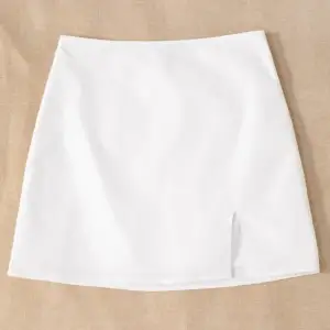 Säljer denna vita kjol från shein som inte längre kommer till användning. Den är i ett perfekt skick och är i storlek XS🐚