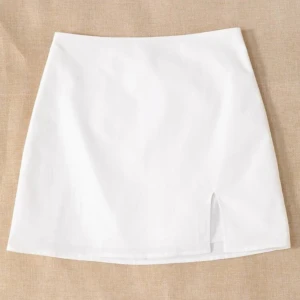 Vit kjol  - Säljer denna vita kjol från shein som inte längre kommer till användning. Den är i ett perfekt skick och är i storlek XS🐚