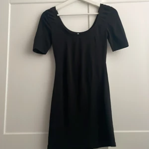 Säljer Ett nattlinne som inte kommer till andvändning:) - Säljer ett svart nattlinne med ganska lång/korta armer, den kommer inte till användning. Man kan använda den till typ vad som helst men jag tycker att de är ett nattlinne det får man bestämma själv :)