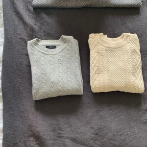 Finstickade Tröjor Från Human Scales (M) - Två stickade tröjor från Human Scales, perfekta för svala sommarkvällar. Båda tröjorna är mycket väl omhändertagna och har inga tecken på användning. Säljs då de tyvärr inte kommer till användning längre. Pris för båda är 400 kr, pris för en är 250.