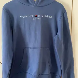 Säljer denna hoodien från Tommy Hilfiger. Den är i storlek 176 vilket motsvarar storlek S. Den är i väldigt bra skick. Skriv om du är intresserad eller har någon fråga. 