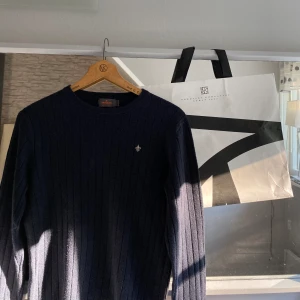 Stickad Morris tröja - Tja, säljer denna stickade morris tröja. Snygg nu till sommaren! Ursprungligen storlek L men passar nu XS/S pga att den minskade i tvätten! Fortfarande 9/10 con! Pris kan diskuteras vid snabb affär Skriv för frågor/fler bilder