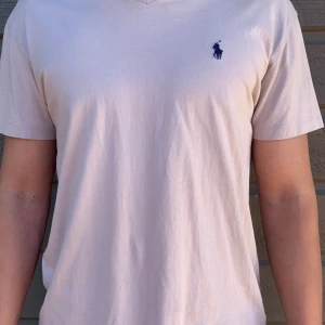 Ralph Lauren t-shirt - Hej! Säljer en beige/ cream färgad Ralph Lauren t-shirt. Tröjan är i grymt fint skick. Seriösa köpare kan få fler bilder.