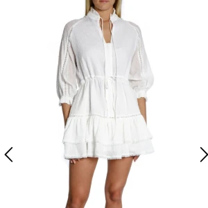 By Malina Klänning - ByMalina Denisa klänning i storlek XS. Så fin klänning använd en gång så i helt nytt skick. Köpt för 1995.