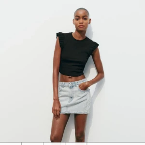 Zara tröja med volang  - Säljer en sån här tröja köpt i stockholm aldrig använd pga att den ej satt som jag trodde när jah väl testade den ordinarie pris är 129kr 