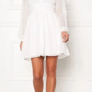 Vit klänning med knytning, aldrig använd endast testad  - Bra skick, bra i storlek 