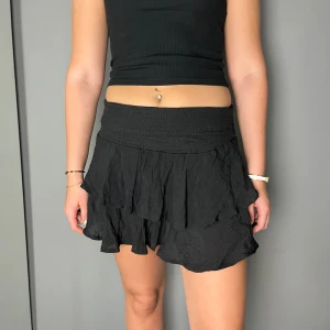 Kjol - Fin sommar kjol, tunn men ej genomskinlig! Typ linne tror jag🩷