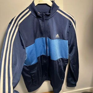 Adidas tracksuit överdel - Överdel i nyskick, storlek 176, passar XS-S.