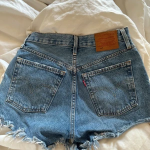 Otroligt fina shorts! Dom sitter jätte vackert på och dom är sköna, dock så är dessa för små för mig och behöver ett nytt hem. Osäker på vilken storlek dessa var i antingen 25 eller 26. Nypris 640kr - Använt dessa MAX 5 gånger. Ser ut som nya.
