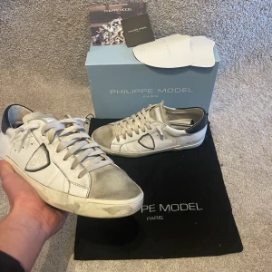 Philippe model skor - Säljer dessa feta Philippe model skor i storleken 44! Färgen e vid me snygga svarta detaljer samt att skicket är 8/10. Vid minsta lilla fråga är de ba att hojta!