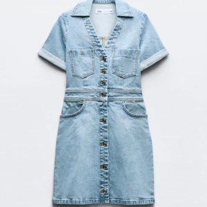 Jeansklänning  - Mini jeansklänning från zara. Slutsåld på hemsidan. Storlek M. Helt ny med prislapp kvar!