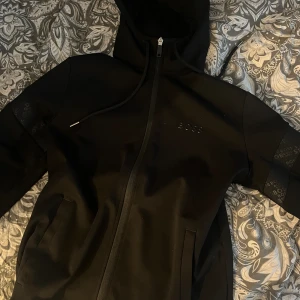 Hugo Boss tröja - Hugo boss tröja herr i strl S Aldrig använd då den inte kommer till användning Nypris: 2000kr  säljer för 1500kr 