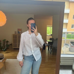 Blus - Superfin blus med detalj vid kragen