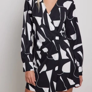 Oanvänd wrap dress NAKD - Helt ny klänning från NAKD med lappar och allt kvar. Stl 34.
