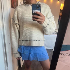 Stickad tröja  - Super fin stickad tröja från zara som har fina detaljer💕