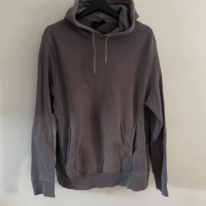 Hoodie - Min lillebror har blivit 195 så vuxit ur en del kläder som jag nu säljer åt honom🤝 Vill ni ha bilder på hur kläderna sitter på så är det bara att skriva så löser vi☀️☀️