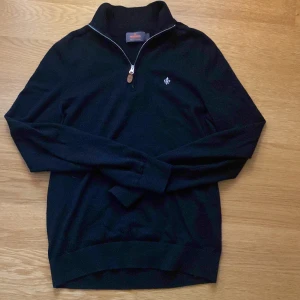 Morris tröja S sitter som xs - Morris tröja, storlek small, skick 10/10  Har växt ur tröjan.  SITTER SOM XS!!! 