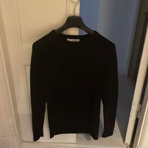 Säljer en svart stickad tröja från selectes/homme i nyskick. Har bara stått i garderoben och säljer nu. Sitter som en större S. 