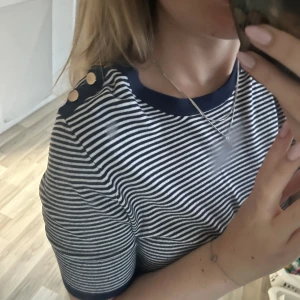 Topp - Tunn stickad tröja som en t shirt från zara❤️guldiga knappar i vänstra axeln. Köpt här på plick men bara använd en gång. 