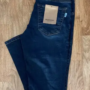 Mörkblåa Burberry jeans W30, har inte använt dom, Max 2 gånger. Det är fint Skikt på jeansen. Skriv pv om man är intresserad