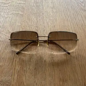 Vintage solglasögon från Gucci i nyskick.  Referensnummer: GG1653/s