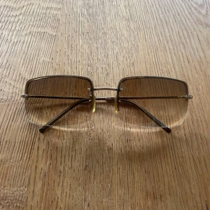 Gucci - vintage solglasögon  - Vintage solglasögon från Gucci i nyskick.  Referensnummer: GG1653/s