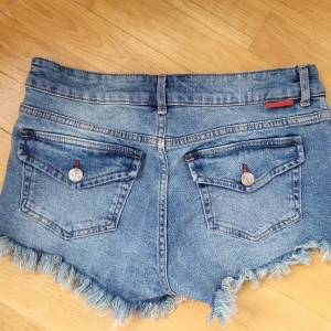 Lågmidjade shorts strl 38 HM - Mycket fint skick 