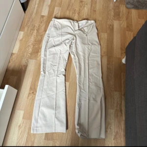 Beiga kostymbyxor  - Beiga kostymbyxor oanvända 