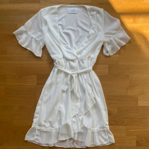 Student / skolavslutning klänning - Vit mycket vacker sommarklänning, endast använd 1 gång! Klänningen är inte genomskinlig.💕