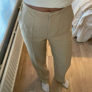 Beige kostym byxor  - Stolek 36, aldrig använda, prislapp kvar 