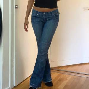 Lågmidjade jeans från Rock & Republic. Passar XS/S jag är 166 cm och det är perfekta i längden (går att sy upp)🫶💕 midja: 39cm innerben: 75cm