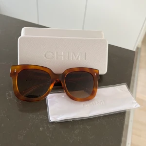 Chimi solglasögon - Helt nya solglasögon från chimi i modellen ”08 Havana”! Färgen heter tortoise & solglasögonen är köpta på NK! Nypris: 1350kr