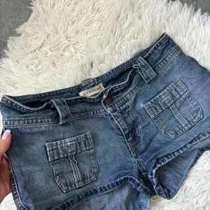 Lågmidjade shorts - Skicka till mig här på Plick för bilder när dem är på!  Midjemått rakt över= 37cm Storleken är M men passar mig som är en Xs/S