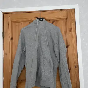 Vanlig grå hoodie inga skador eller något 
