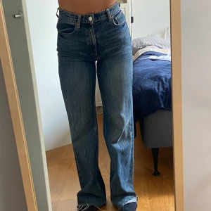 ZARA jeans - Högmidjade zara jeans i storlek 36. Köpt för ca 600kr för ca 3 år sedan. 