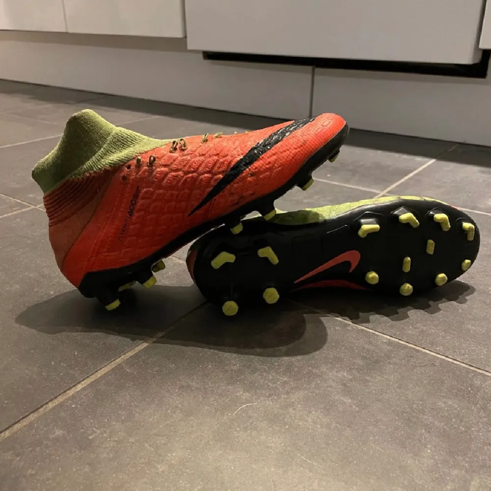 Säljer ett par Nike hypervenom 3 som är en riktigt unik fotbollssko som inte säljs längre och finns bara ett fåtal kvar✅ Con- 6/10✅ Säljs pga är för små🤝 . Skor.