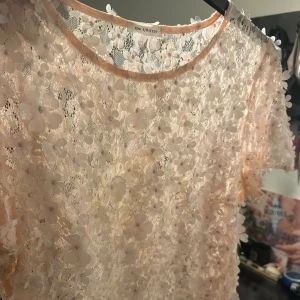 Ida Sjöstedt blus - Perfekt topp till skolavslutningen! Använd en gång så i väldigt fint skick 