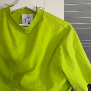 Neongrön croptop - Perfekta fest eller festivaltoppen! I gott skick och passar XXS-S💕 Från collusion