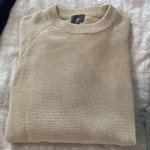 Säljer denna stickade tröjan ifrån hm för endast 100kr, vid fler bilder eller frågor kontakta mig. 