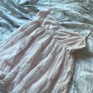 Säljer en skit snygg ljus rosa volang topp från turquoise, (den är dock gammal så finns inte att köpa ny) - Står XL/L men är väldigt liten i strl så passar en 152/158,xs eller s, väldigt väldigt bra i skick, säljer pga gillar personligen inte rosa så mycket,