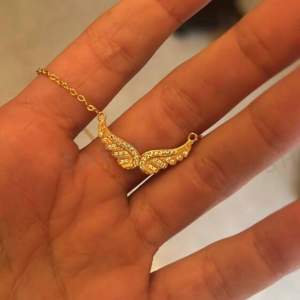 Ett super fint, gulligt halsband i guld med vingar på!!❤️❤️❤️❤️❤️❤️❤️❤️