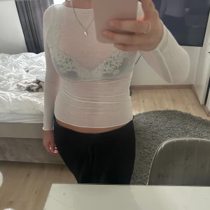 Intimissimi tröja  - Jättefin intimissimi. Den är använd lite och har ett litet hål på ryggen (syns knappt)!!💘