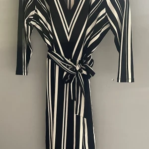 Jättefin klänning💗😍 - Säljer denna suuuupervackra klänningen från Hm i storlek M! Det går att knyta i midjan💗 säljer pga används inte längre men har tidigare används ett fåtal gånger💗