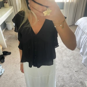 Svart volangtopp  - Säljer denna jättefina svarta volangtopp från mango 🩷använd fåtal gånger och är i väldigt bra skick!