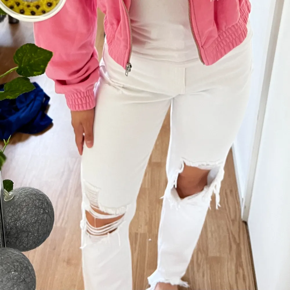 Ripped mom jeans!! Helt nya !!. Jeans & Byxor.