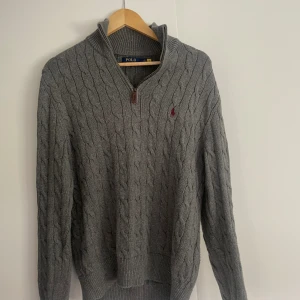 Polo Ralph Lauren hoodie - Polo ralph lauren stickad hoodie i nyskick, använd ett fåtal gånger. Säljer pga att den inte kommer till användning. Nypris:1299kr. Säljer för 499kr