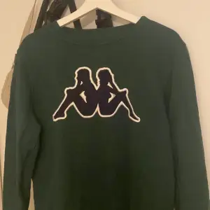 En mörkgrön sweatshirt från Kappa i storlek medium. Den är i bra skick och har mestadels legat i garderoben. Jag säljer denna eftersom jag har så mycket tjocktröjor och har redan en liknade till denna.
