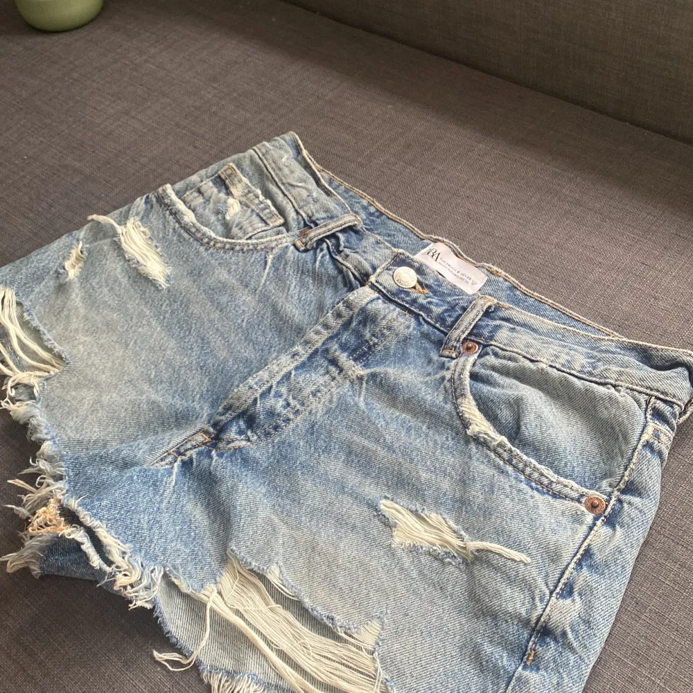 Säljer dessa snygga jeans shorts ifrån Zara. Varan är i bra skick då jag bara andvändt de ett fåtal gånger. Säljer för att de inte kommer till användning.. Shorts.