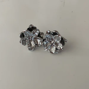 Blommiga örhängen - Ca 1 cm lång. Helt oanvända. Jätte fina❤️