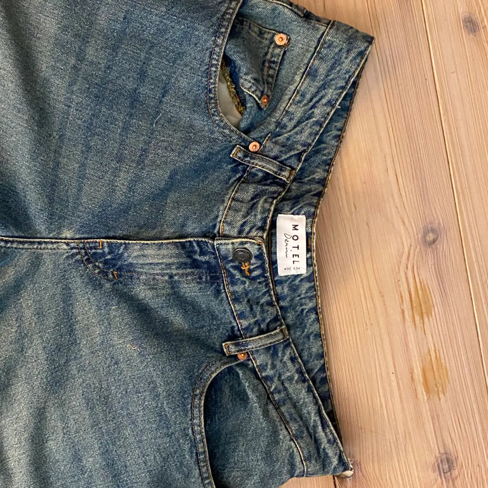 Ett or lågmidjade jeans från motelrocls, löpta förra året för 900kr men säljs pga för lite användning. Bara använda 1 gång, superfina och i nytt skick. Priset är diskuterbart!. Jeans & Byxor.